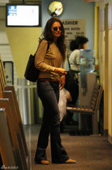 组图：阿汤嫂凯蒂-赫尔姆斯外出看医生素颜憔悴