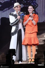 组图：张智霖开唱怀抱儿子亮相 张柏芝任嘉宾