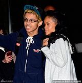 组图：蕾哈娜运动造型素颜外出 与神似旧爱粉丝合影