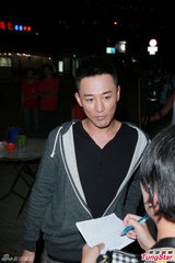 组图：林峰拍《使徒行者》宣传片展帅气笑容