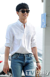 组图：韩星朴瑞俊穿白衬衣牛仔裤变森男