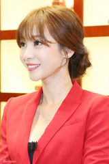 组图：柳岩低胸装扮御姐 与假想男友认真恋爱