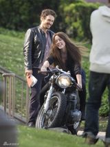 组图：德普未婚妻骑机车俏丽狂野 与弗兰科亲热