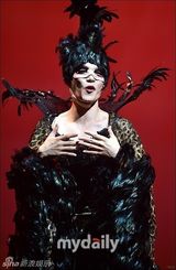 组图：赵权穿女三角裤似Gaga 妖娆赛梦露