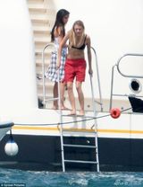 组图：赛琳娜与出柜超模出海 二人海中亲密嬉戏