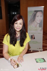 组图：王馨平重回乐坛 老公不强求生子一切随缘