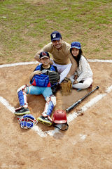 组图：邵兵携子女登杂志封面 尽显慈父形象