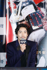 组图：崔岷植李贞贤亮相《鸣梁》试映会