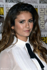 组图：妮娜-杜波夫白衣配蓝皮裙甜美亮相动漫节