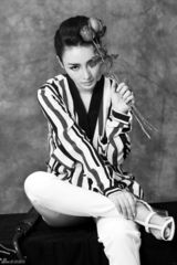 组图：柳岩曝中性硬朗写真 铿锵玫瑰帅气干练