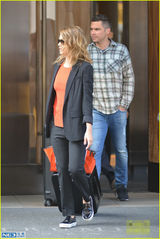 组图：阿尔芭穿衣失败 脚踩平底鞋双腿短小粗壮