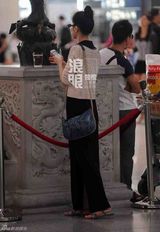 独家：高圆圆机场送赵又廷离京 闸口秀恩爱