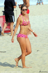 组图：哥伦比亚国脚享艳福 娇妻三点式身材曼妙