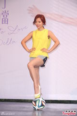 组图：丁当签唱会淋雨会粉丝 严爵贴心送内衣