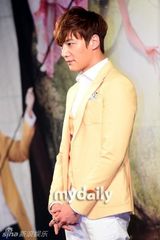 组图：《命运》发布会 张娜拉露美背性感亮相