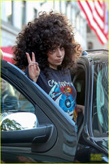 组图：Lady Gaga干练西装OL范 墨镜遮眼遛狗