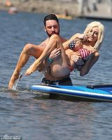 组图：19岁人妻模特秀球形巨胸 船战裸男姿势多