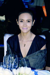 组图：杨恭如金巧巧性感礼服现身慈善活动