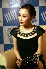 组图：李小璐红唇抢镜与贾乃亮情侣档出席活动