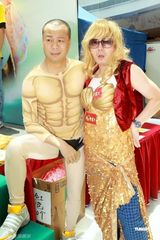 组图：欧阳震华裸体造型亮相 险遭同性当众热吻