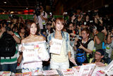 幻灯图：Debby与Iris展开宣传 争议声中写真集面世