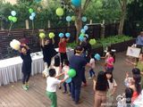 组图：王菲李亚鹏为爱女庆生 亲密仍似一家人