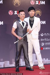 组图：小炳携弟赴金曲奖 戴大炳最爱项链悼哥哥