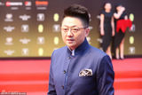 组图：上影节闭幕 主持人金炜蓝色西服整装待发
