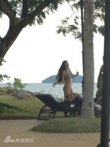 组图：高虎昔日揽比基尼美女 海边度假推油按摩