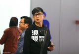 组图：吴奇隆离京 变身手机控与诗诗聊不停