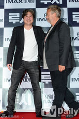 组图：韩星崔岷植携手吕克贝松出席试映会