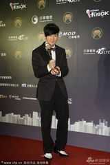 组图：林俊杰4度入围金曲终封王 激动连吻奖杯