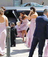 组图：“绝望主妇”伊娃做伴娘 逗小孩场面有爱