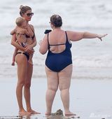 组图：辣妈邦辰比基尼度假 一人抱俩娃变女汉子