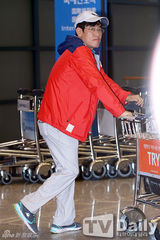 组图：成宥利恋情曝光后首亮相遭围堵