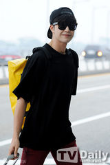 组图：韩星朴珉宇徐康俊休闲装扮现身机场