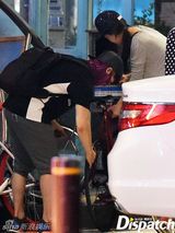 组图：韩歌手孙浩英与女歌手Ami骑车约会被拍