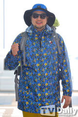 组图：韩团BEAST李起光亮相机场 呆萌搞怪