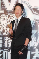 组图：众星亮相华语榜中榜颁奖礼 齐聚后台秀奖杯