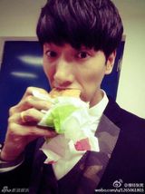 组图：张亮长脸自拍遭调侃马脸代言人