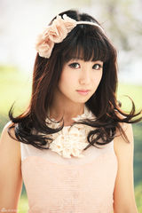 高清图：郭书瑶杂志写真清纯甜美 清新妆容显气质