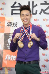 组图：潘玮柏发片撞世界杯 变魔术玩求婚