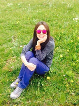 组图：杨童舒草原秀贵妃卧 穿休闲装拥抱自然