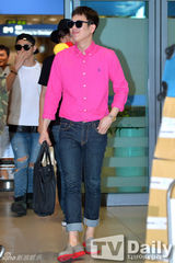 组图：Block B离台返韩 黑超炫酷纹身醒目