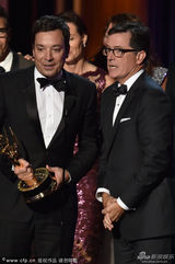 组图：《扣扣熊播报》获艾美奖最佳综艺节目奖