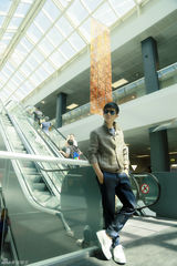 组图：张晓龙米兰街拍 享受轻松悠闲时光