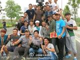 组图：刘德华《失孤》杀青 剧组合照纪念