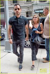 组图：安妮斯顿与未婚夫出席首映 甜蜜对视恩爱