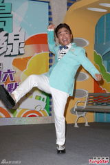 组图：吴宗宪遭火辣美女团抱大腿袭击下体