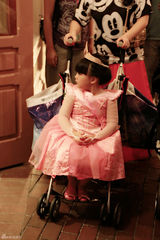 组图：王诗龄玩转迪士尼 变身睡美人获赞小公主